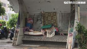 南投公車站被堆放雜物，變成小套房／翻攝畫面