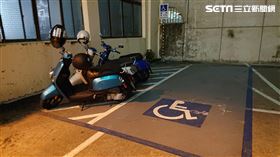 槽化線　停車（圖／網友授權提供）