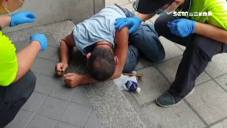 男貪杯醉倒騎樓　醒來驚喊包包不見了