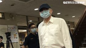 ▲立委收賄案，李恆隆走出法院時，對著媒體鏡頭比了「噓..」的手勢。（圖／記者楊佩琪攝）