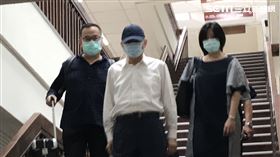 ▲立委收賄案，李恆隆走出法院時，對著媒體鏡頭比了「噓..」的手勢。（圖／記者楊佩琪攝）