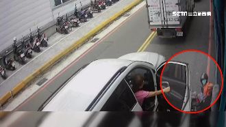 獨／婦等紅燈突開車門　女騎士遭擊落