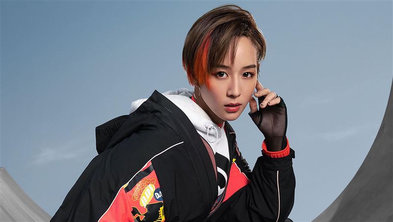 只穿內衣辣露馬甲線　張鈞甯性感破表