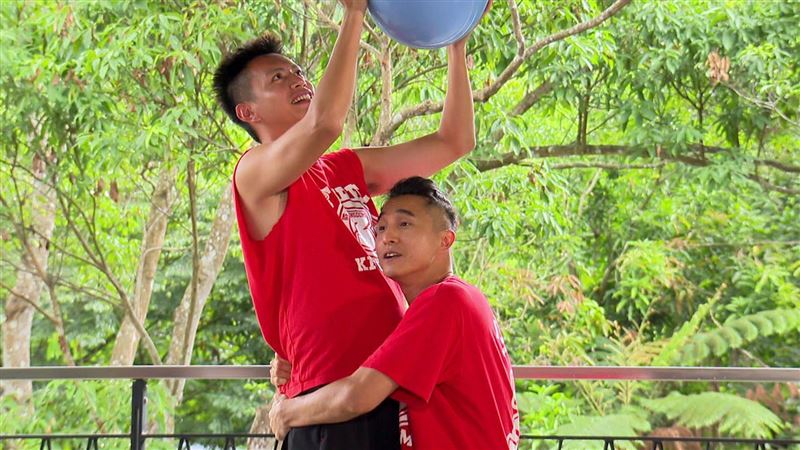 才扯豪乳女星比基尼　王少偉再爆襲臀