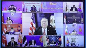 美國國務卿蓬佩奧（中）9日與東南亞國家協會10國外長舉行視訊會議。美聯社報導，蓬佩奧在會中呼籲東協各國，重思與在南海霸凌他們的中國國企的商業關係，不應讓中共欺壓他們與他們的人民。（圖／翻攝自twitter.com/ASEAN2020VN）
