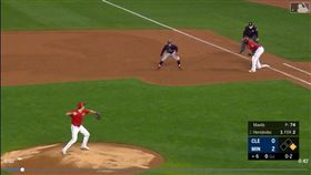 ▲前田健太超神牽制，林多（Francisco Lindor）糗出局。（圖／翻攝自MLB官網）