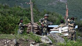 印度日前指控，中國邊防軍疑似在中印東段邊界綁架5名印度公民。中共外圍官媒環球時報12日引述消息人士說法指稱，這5名印度人是「裝扮成獵人的印方情報人員」。圖為印度軍方在與中國邊界設立軍事掩護。（圖／安納杜魯新聞社提供）
