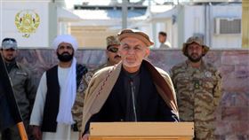 阿富汗總統甘尼（前）7月31日下令釋放500名塔利班囚犯，啟動停滯多時的和平談判。（圖／翻攝自twitter.com/ashrafghani）
