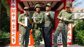 召集令觀光活動來了　台灣金門老兵有好禮「金門老兵召集令」觀光活動將於30日登場，台灣籍和金門籍老兵持活動專屬紀念酒、識別證套和手機吊帶，歡迎昔日袍澤重返金門。中央社記者黃慧敏攝　109年9月12日