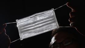 台灣製醫用口罩　2週內將強制鋼印標示加利科技混充口罩引發連日風波，中央流行疫情指揮中心8日宣布，未來將強制台灣製口罩鋼印標示醫用（MD）及台灣製造（MIT），2週內實施，以確保實名制口罩不遭混用。中央社記者徐肇昌攝　109年9月8日