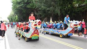 澎湖陸上行舟　邀民眾同樂（1）澎湖地區今年受疫情影響，端午節並未舉行龍舟賽，縣府12日在馬公舉辦陸上行舟趣味競賽，邀請民眾共度趣味假日時光。中央社  109年9月12日