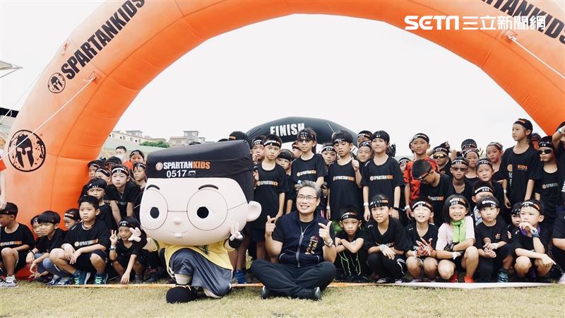 斯巴達障礙賽登場　阿甯咕陪跑小勇士