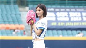 ▲富邦悍將邀請蔡黃汝、唐禹哲到新莊球場開球。（圖／富邦悍將球團提供）