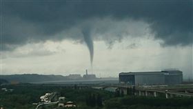 八里出現水龍捲，「台灣颱風論壇｜天氣特急」授權提供