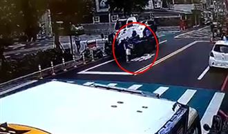 婦人過馬路　遭起重機輾過畫面曝光
