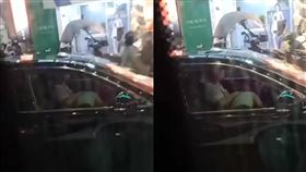  街頭目睹女子趴在駕駛下半身上「規律上下動」。（圖／翻攝自爆廢公社公開版）