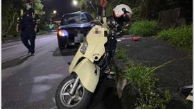 新北,汐止,女騎士,車禍,揉眼睛（圖／翻攝畫面）