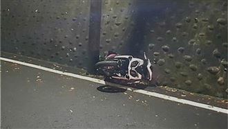 揪友騎機車夜遊　16歲少年撞電桿亡