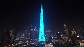 在杜拜有一對網紅夫妻辦寶寶性別派對的時候，把派對標準提高到一個全新高度，至今無人能超越，他們竟然直接包下全世界最高建築杜拜「哈里發塔」來向全世界宣布寶寶的性別。（翻攝自anasala family I أنس و أصالة YouTube頻道）