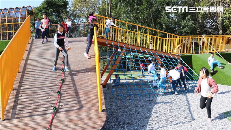 遛小孩！戰鬥機、航海船現身新北校園