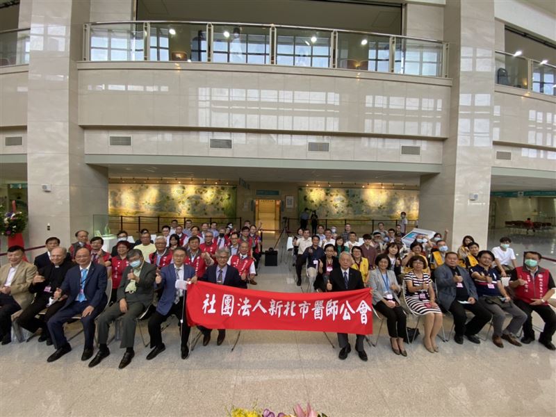 新北醫公會義賣　侯友宜鼓勵慷慨解囊