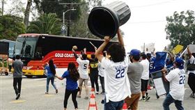 ▲道奇球迷對太空人敲垃圾桶抗議。（圖／翻攝自@AsteriskTour
推特）