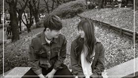 趙融2014年與李詩英組成青春學概論以創作歌手身份出道。（圖／翻攝自臉書）