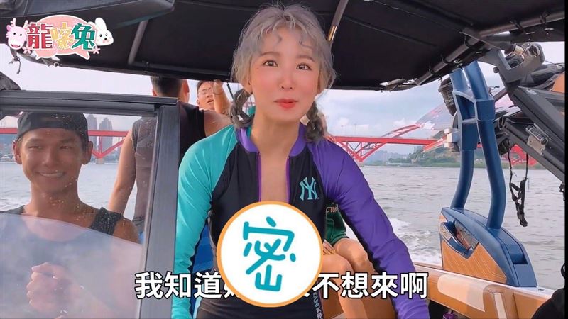 超深事業線　郭書瑤泳衣滑出兩粒豪乳