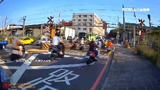 10機車集體闖平交道　共遭罰67萬
