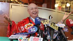 恆述法師召開記者會說明欠高利貸3千多萬的債務事宜。（記者邱榮吉/攝影）