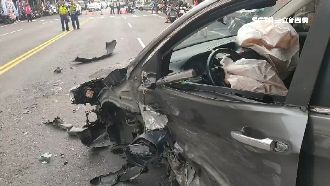 休旅車逆向失控　連撞8車再撞客運