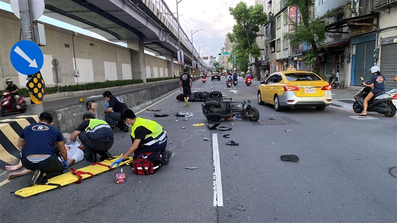 殘障車違規撞騎士噴飛　民眾抱頭驚呼