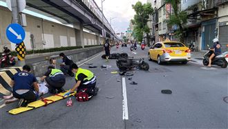 殘障車違規撞騎士噴飛　民眾抱頭驚呼