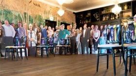 英國新人將親友們做成人形立牌，擺在婚禮上。 （圖／翻攝自推特） 