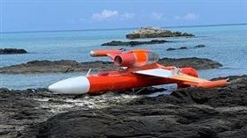 ▲沖繩海邊發現的靶機。（圖／翻攝自推特）