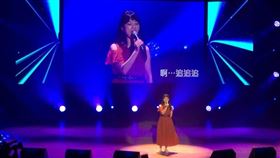 高嘉瑜站上國父紀念館為《疫起守護 為愛發聲》的公益演唱會獻唱《追追追》，感謝醫護人員的防疫辛勞。（圖／翻攝臉書）