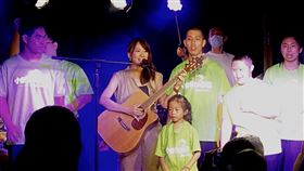 范宸菲偕「小可樂果劇團」一同開唱。（圖／宏將多利安提供）