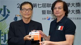 張貴興獲聯合報文學大獎2020第7屆聯合報文學大獎13日舉辦贈獎典禮，作家張貴興（右）以作品「野豬渡河」獲獎，由聯合報執行董事項國寧（左）頒發獎座。中央社記者鄭傑文攝　109年9月13日