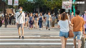 逛街/人群/人潮/信義區（記者陳弋攝影）