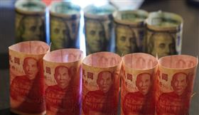 媒體報導，為穩住匯率，央行祭出「限賣令」。央行13日澄清，本於維持外匯市場秩序，善意勸導單次金額不宜過大，並非禁令。（中央社檔案照片）