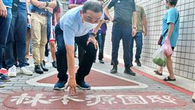 林家花園石板路改瀝青　侯友宜滿意防滑效果新北市長侯友宜（前）13日視察板橋林家花園周邊人行環境及景觀改善工程，親自走一段文昌街的人行道，對於拆除文昌街石板路，改以壓花防滑瀝青鋪面，侯友宜表示滿意防滑效果。中央社記者黃旭昇新北攝　109年9月13日