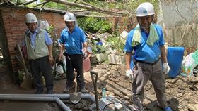 台南修繕志工跨縣市服務台南市政府勞工局長期結合各職業工會的修繕志工為弱勢修屋，電氣志工13日跨縣市服務，前往嘉義梅山進行化糞池施工。（台南市勞工局提供）中央社記者楊思瑞台南傳真　109年9月13日