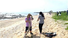 全國漁民節　澎湖淨灘活動（1）全國漁民節系列活動將首度移師澎湖舉辦，澎湖區漁會13日舉行(艸果)葉海域淨灘活動，共清理出253公斤海漂廢棄物，其中還有少見的粗大纜繩。中央社　109年9月13日