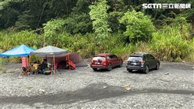 露營最後身影曝　2家河床上快樂紮營（圖／南投消防局提供）