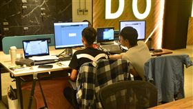 老染織廠改造成共享辦公室（1）位於新北市板橋區的聯益染織廠擁有60多年歷史，隨著時代推進與產業外移，廠房化身為新創產業與研發、腦力激盪的基地，改造成亮麗的共享辦公室，讓創業團隊可以彼此分享理念、跨領域交流學習。中央社記者黃旭昇新北攝　109年9月13日