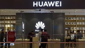 美國對華為禁令將在美國時間15日生效，華為在禁令前積極拉貨，帶動台積電、聯發科等8月營收衝上歷史新高。圖為華為門市。（中央社檔案照片）