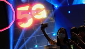 美國積極推動全球電信產業「去中化」，擴大乾淨網路計畫，台灣5家電信業者全部加入，等於有美方背書資安無虞，有望改變以往5G設備市場被少數國際大廠瓜分的局面。（示意圖／中央社檔案照片）