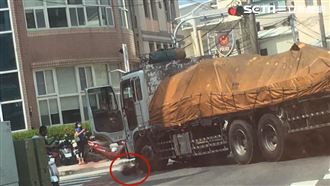 新／機車撞大貨車　台南騎士卡輪慘死