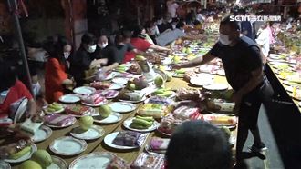 銅鑼五褔廟普渡　萬盤供品30秒掃光