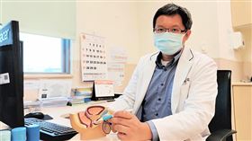 名家專用／NOW健康／攝護腺位於膀胱下方的膀胱頸處，圍繞著尿道，隨年紀增長會逐漸增生肥大，60歲以上的男性約半數有攝護腺肥大症狀，80歲更高達8成。(勿用)
